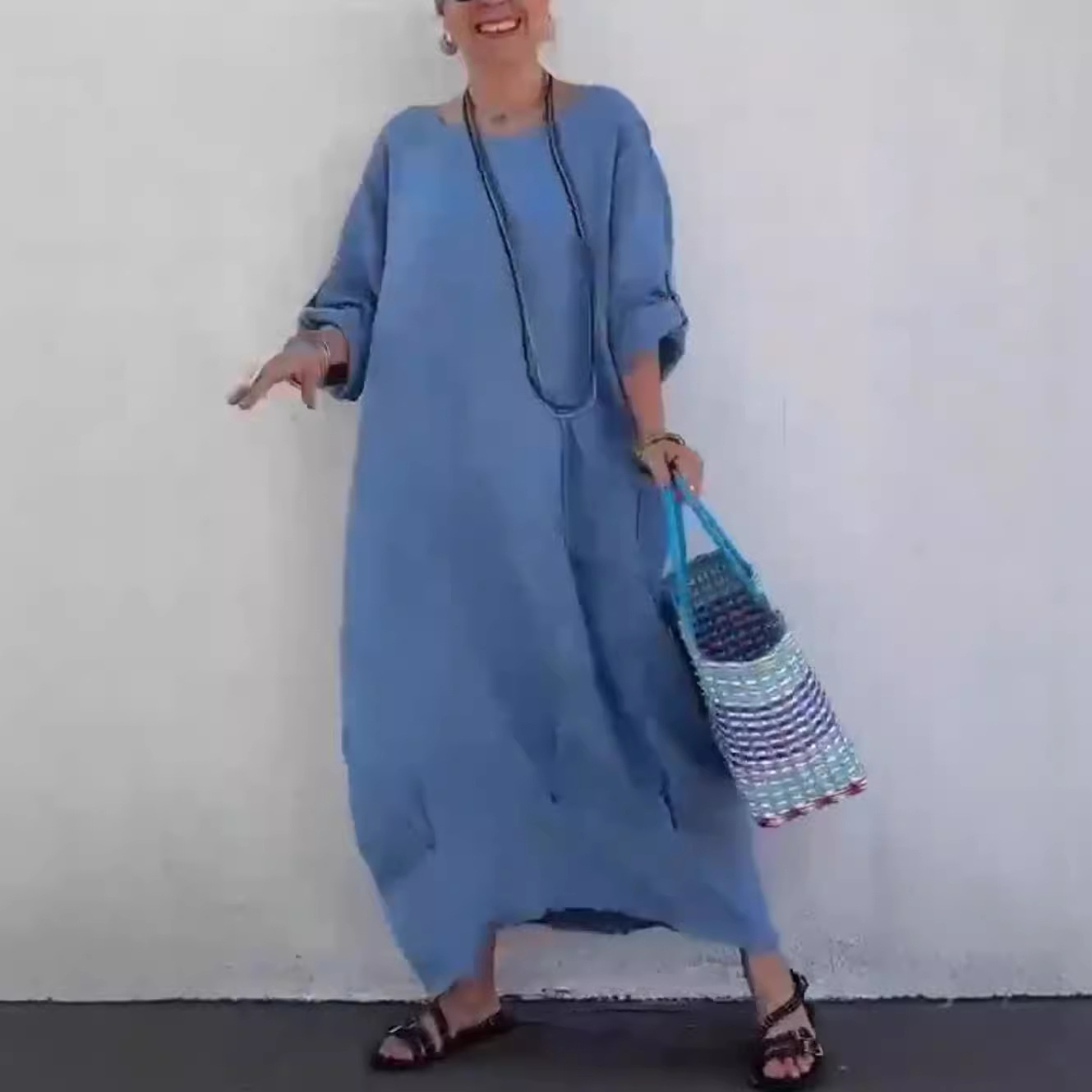 Długa sukienka w jednolitym kolorze, swobodna, z okrągłym dekoltem i kieszeniami