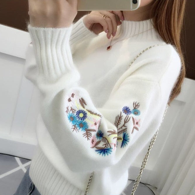 ?Thick cashmere knit sweater with floral embroidery