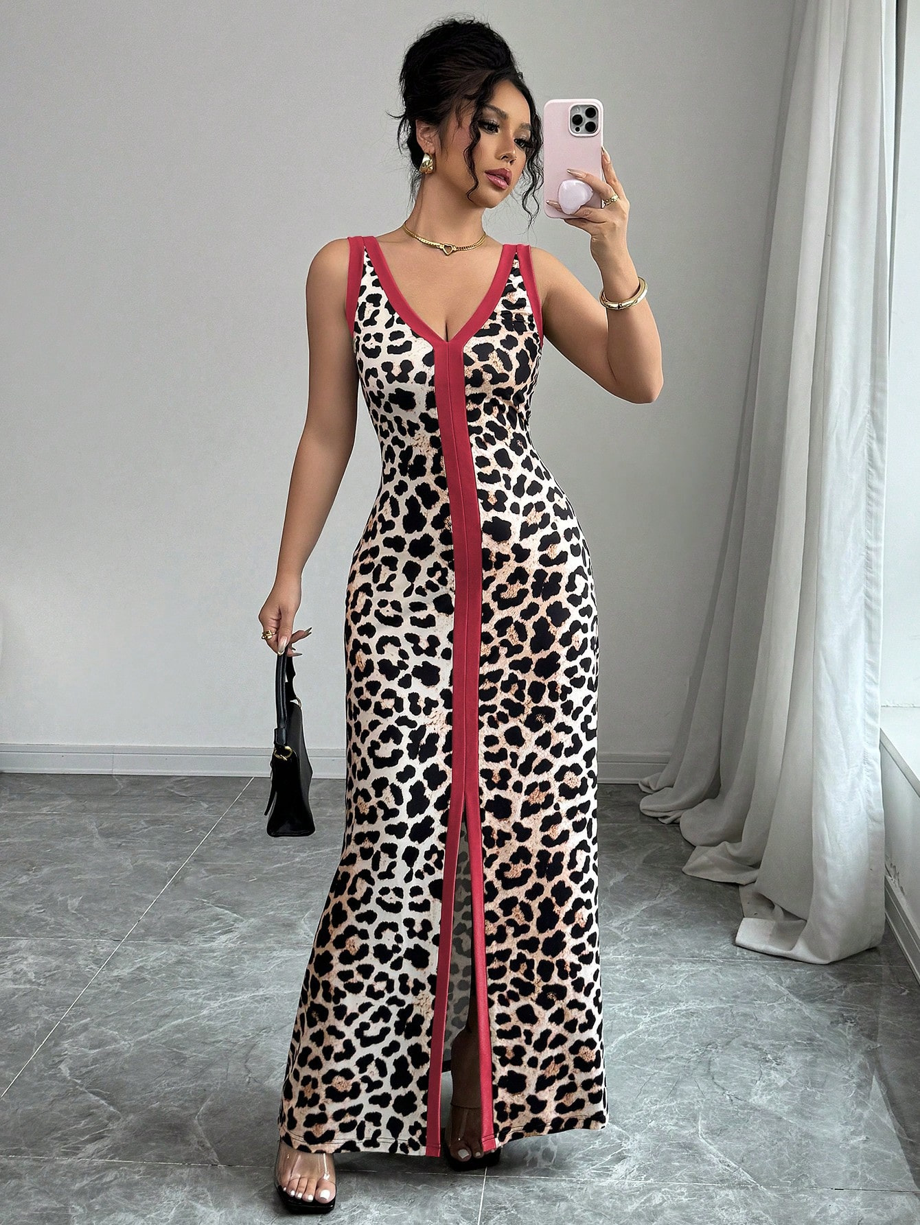 Długa sukienka z nadrukiem w panterkę i blokami kolorów, z dekoltem w serek