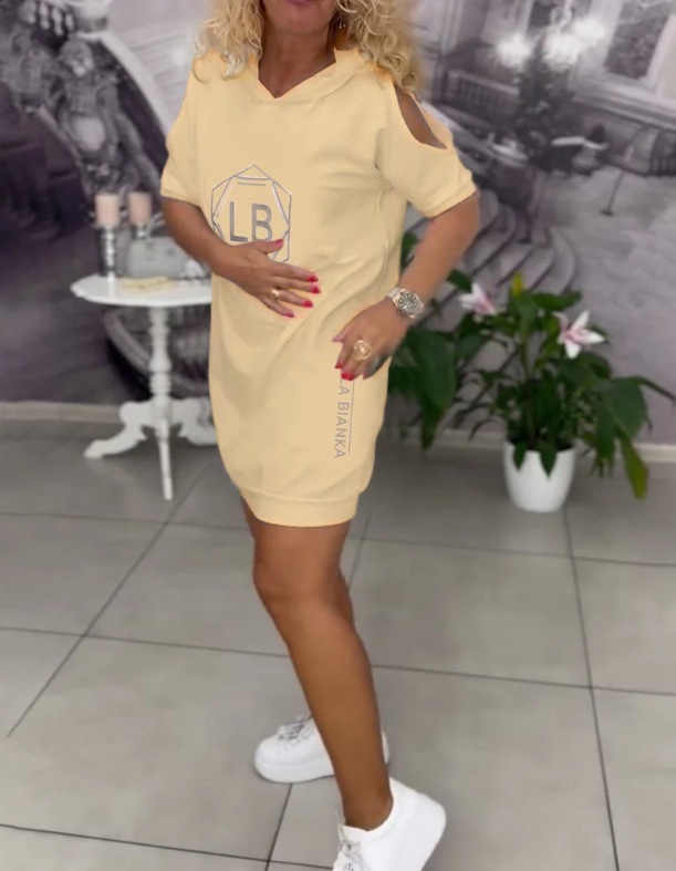 Sukienka z kapturem i nadrukiem liter