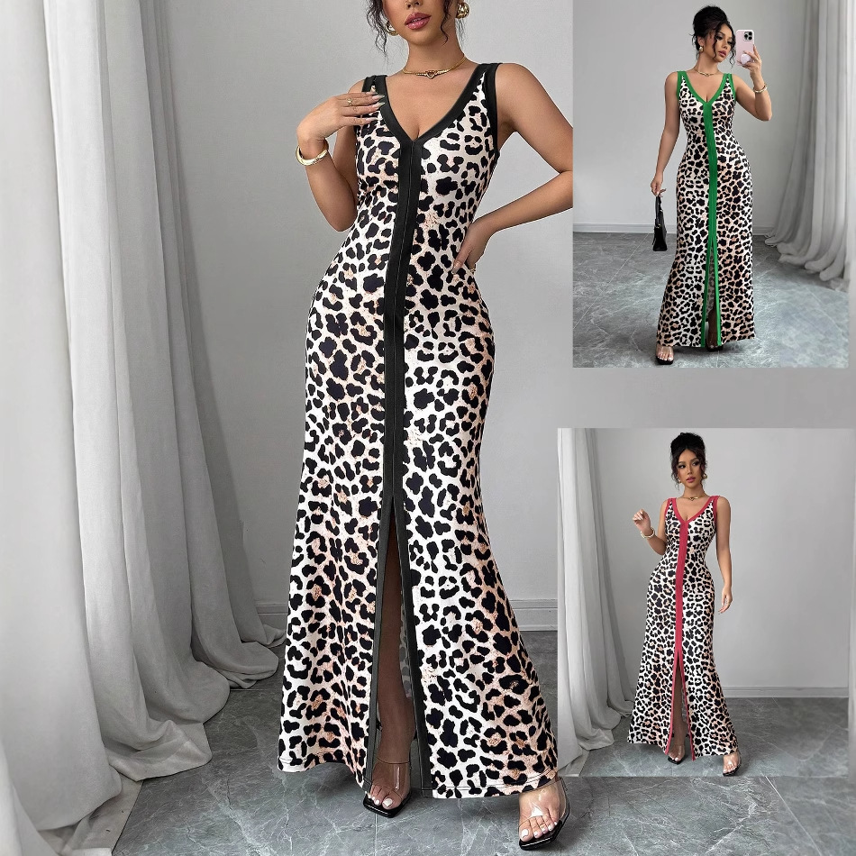 Długa sukienka z nadrukiem w panterkę i blokami kolorów, z dekoltem w serek